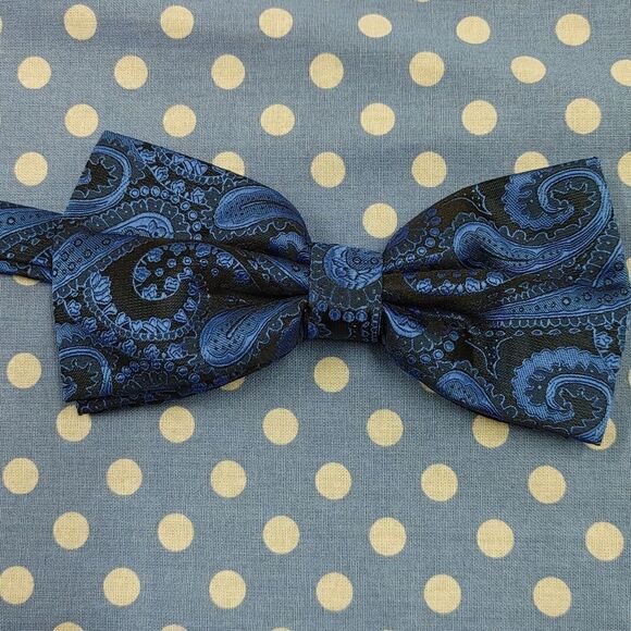 MEN'S ST. PATRICK BOW TIE AND POCKET SQUARE SET. - Picture 3 of 4